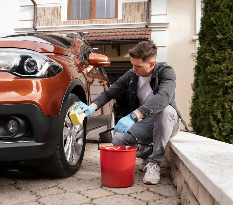 Lavage auto à domicile Saint-Aoustrille : professionnel intervenant sur un véhicule